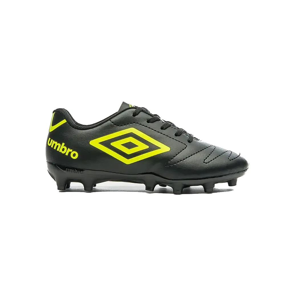 Chuteira de campo infantil Umbro Class 2.2 na cor preta com detalhes em limão, vista lateral mostrando design e travas fixas no solado.
